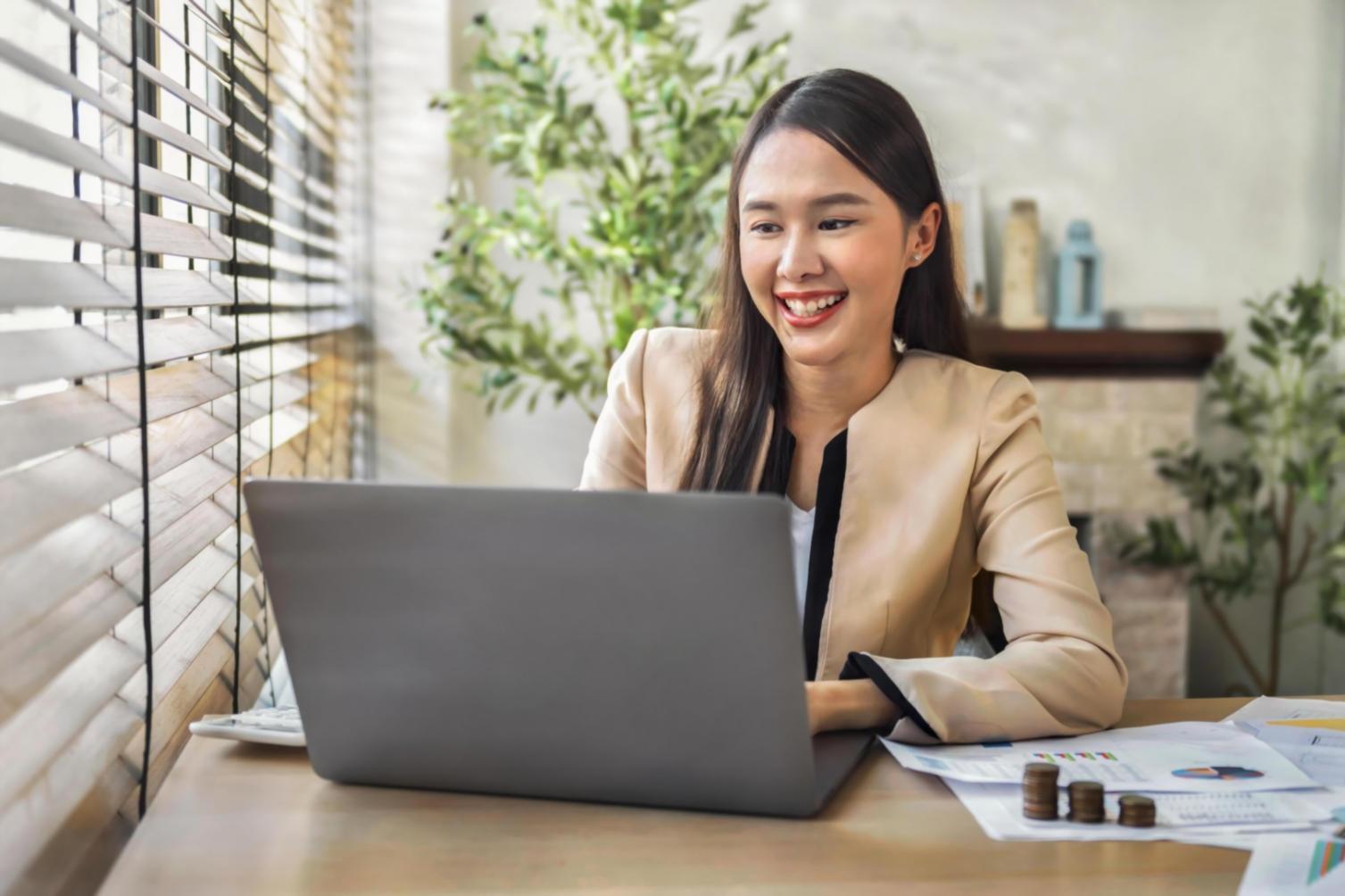 Espace de travail organisé avec documents financiers et ordinateur portable