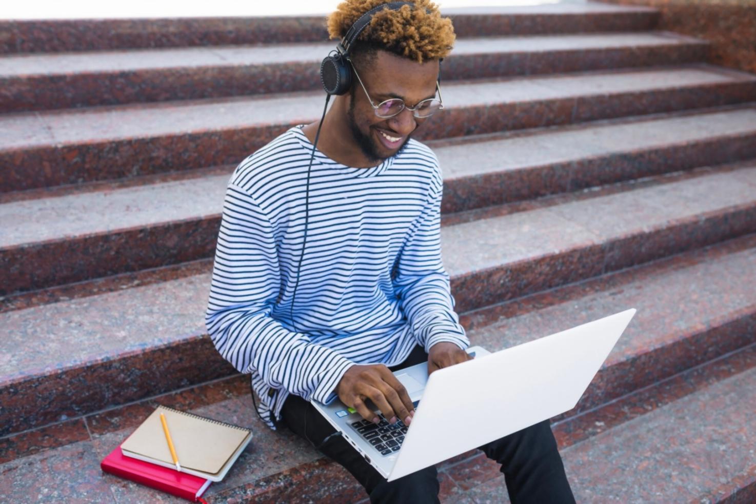 Salle de formation moderne avec équipements financiers
